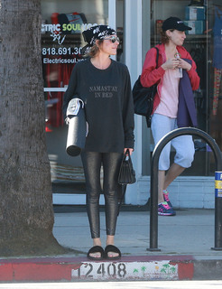Lisa Rinna feet photo thumbnail