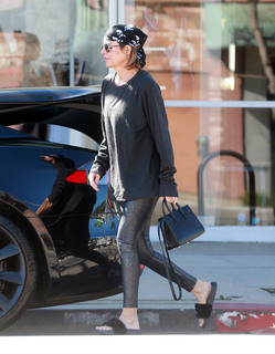 Lisa Rinna feet photo thumbnail