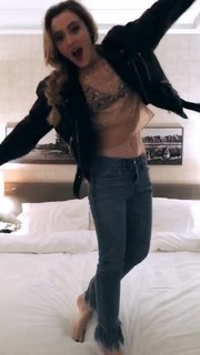 Kathryn Newton feet photo thumbnail