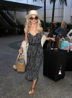 Julianne Hough feet photo thumbnail