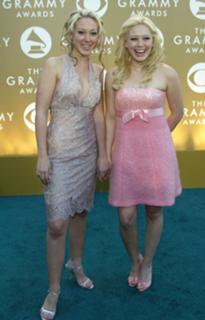 Hilary Duff feet photo thumbnail