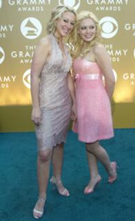 Hilary Duff feet photo thumbnail