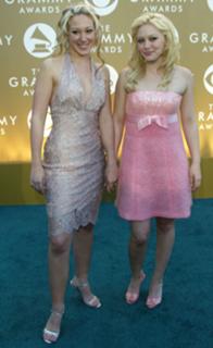 Hilary Duff feet photo thumbnail
