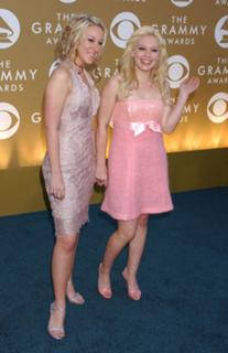 Hilary Duff feet photo thumbnail