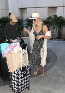 Julianne Hough feet photo thumbnail