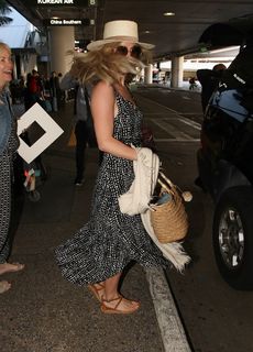 Julianne Hough feet photo thumbnail