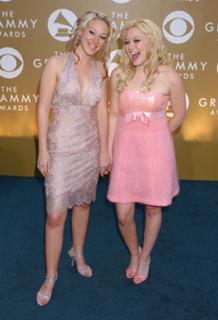 Hilary Duff feet photo thumbnail
