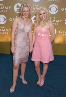 Hilary Duff feet photo thumbnail