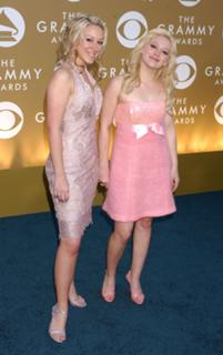Hilary Duff feet photo thumbnail