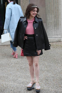 Maisie Williams feet photo thumbnail