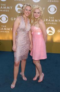 Hilary Duff feet photo thumbnail