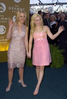 Hilary Duff feet photo thumbnail