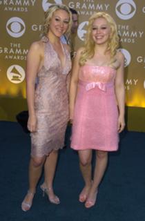 Hilary Duff feet photo thumbnail
