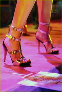 Hilary Duff feet photo thumbnail