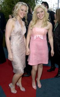 Hilary Duff feet photo thumbnail