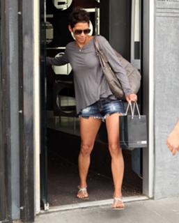 Halle Berry feet photo thumbnail