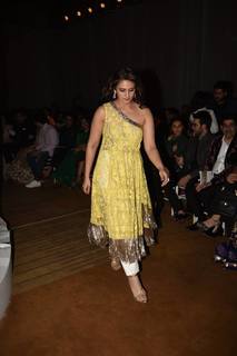 Huma Qureshi feet photo thumbnail
