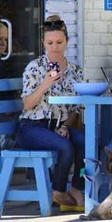 Reese Witherspoon feet photo thumbnail