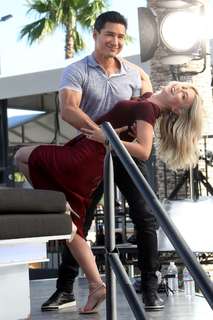 Julianne Hough feet photo thumbnail