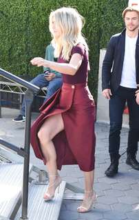 Julianne Hough feet photo thumbnail