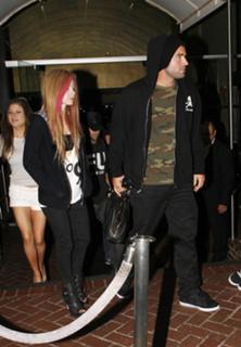 Avril Lavigne feet photo thumbnail