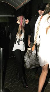 Avril Lavigne feet photo thumbnail