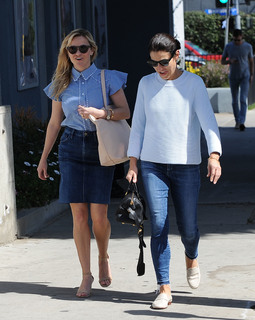 Reese Witherspoon feet photo thumbnail