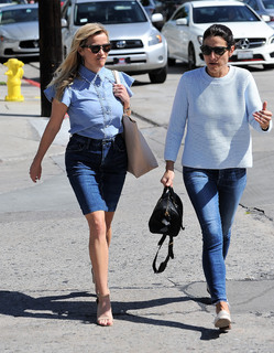 Reese Witherspoon feet photo thumbnail