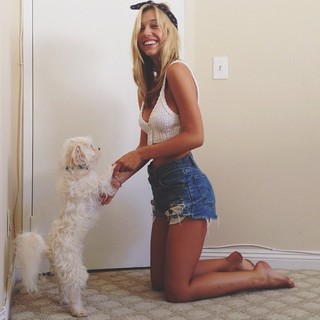 Alexis Ren feet photo thumbnail