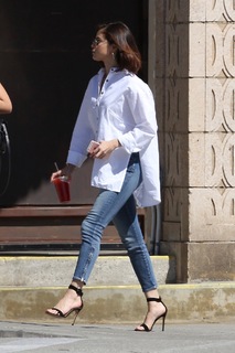 Selena Gomez feet photo thumbnail