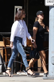Selena Gomez feet photo thumbnail