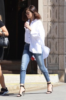 Selena Gomez feet photo thumbnail