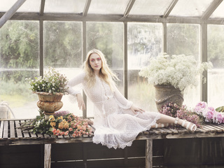 Dakota Fanning feet photo thumbnail