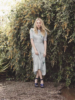 Dakota Fanning feet photo thumbnail