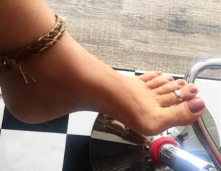 Karin Klemp feet photo thumbnail