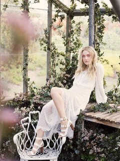 Dakota Fanning feet photo thumbnail