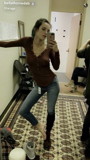 Bella Thorne feet photo thumbnail