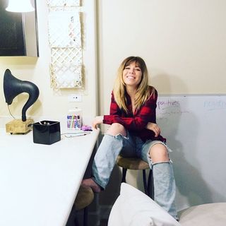 Jennette McCurdy feet photo thumbnail