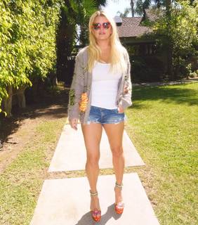 Jessica Simpson feet photo thumbnail