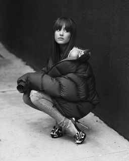 Ariana Grande feet photo thumbnail