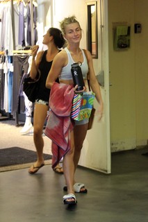 Julianne Hough feet photo thumbnail