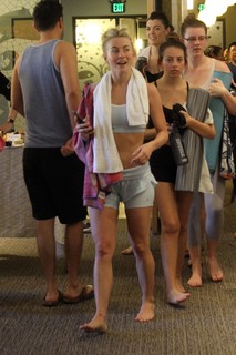 Julianne Hough feet photo thumbnail