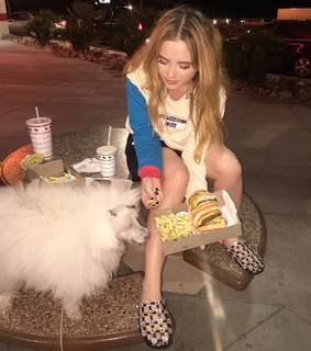 Kathryn Newton feet photo thumbnail