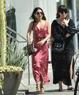 Vanessa Hudgens feet photo thumbnail