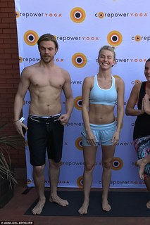 Julianne Hough feet photo thumbnail