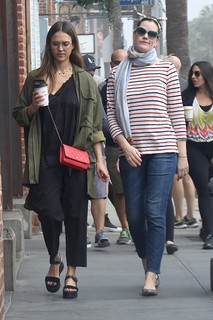 Jessica Alba feet photo thumbnail