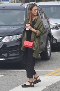 Jessica Alba feet photo thumbnail
