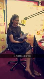 Sonam Kapoor feet photo thumbnail