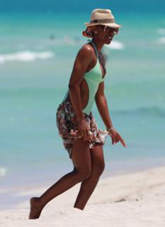 Kelly Rowland feet photo thumbnail