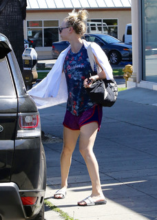 Kaley Cuoco feet photo thumbnail